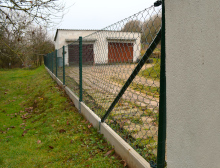 Montáž čtyřhranného pletiva a podhrabových desek – Hromnice Montáž čtyřhranného pletiva a podhrabových desek – Hromnice